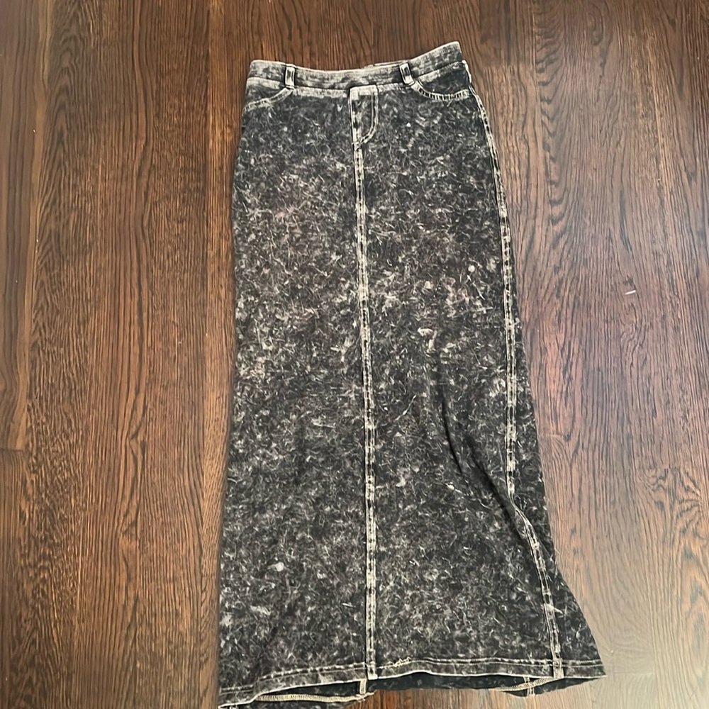 Woman’s black hardtail skirt